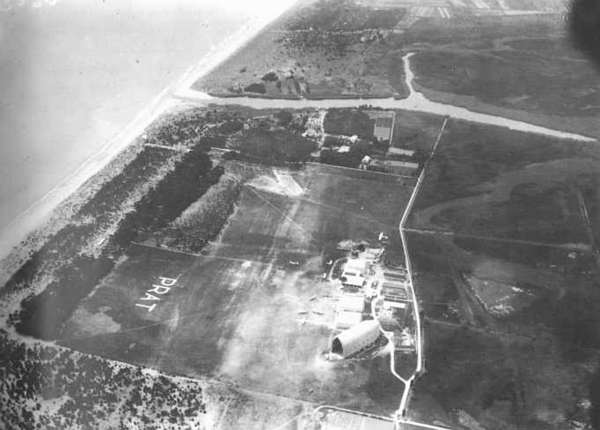 Imatge a&egrave;ria de l'antic AER&Ograve;DROM de LA VOLATERIA, precursor de l'actual aeroport, de l'any 1928. Es pot observar la llacuna del Remolar i un hangar de dirigibles